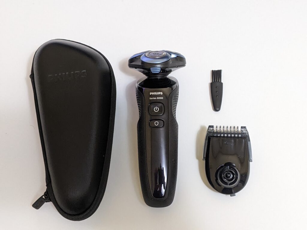 Overall package of what is included with the Philips S6680 including the travel case, and beard styler as well as the cleaning brush.  The user manual is not shown.